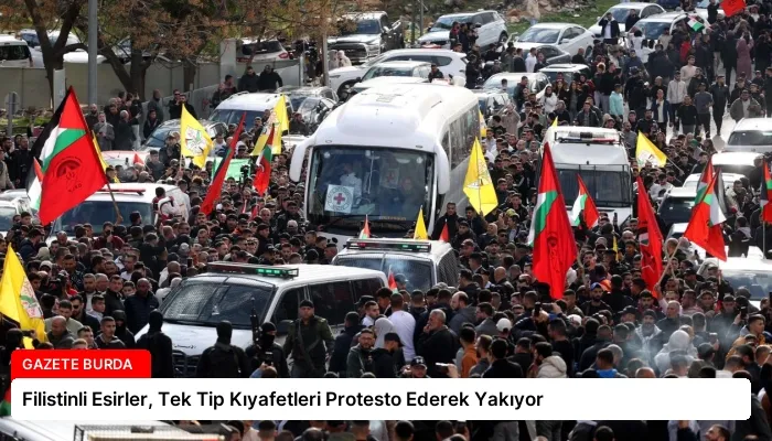 Filistinli Esirler, Tek Tip Kıyafetleri Protesto Ederek Yakıyor